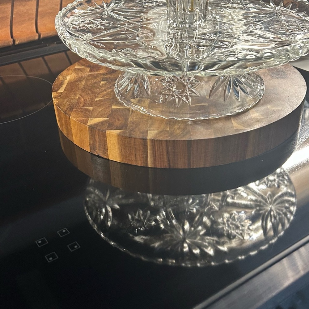 Elegant Glass Cake Stand with Gold Handle - Picture 7 of 8